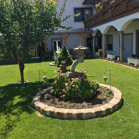 Gaestehaus Und Weinbau Zur Wiederkehr Strudler Podersdorf am See Esterno foto