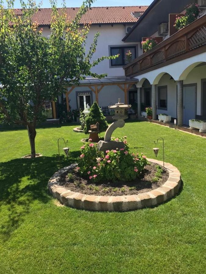 Gaestehaus Und Weinbau Zur Wiederkehr Strudler Podersdorf am See Esterno foto