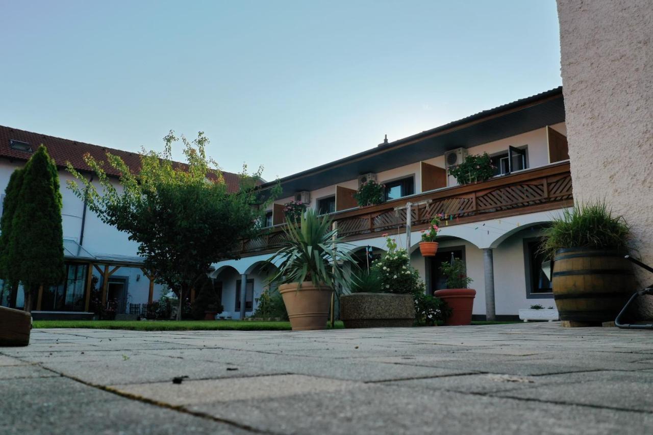 Gaestehaus Und Weinbau Zur Wiederkehr Strudler Podersdorf am See Esterno foto