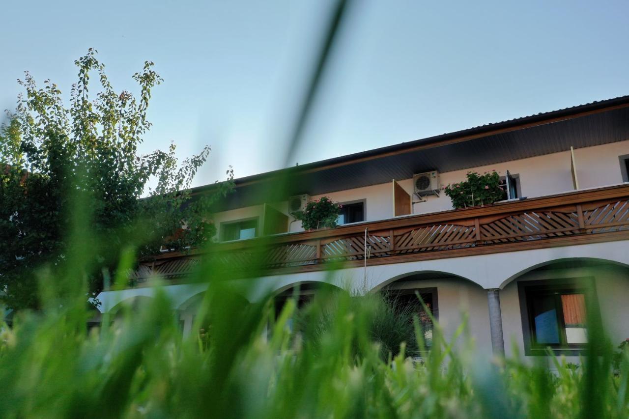 Gaestehaus Und Weinbau Zur Wiederkehr Strudler Podersdorf am See Esterno foto