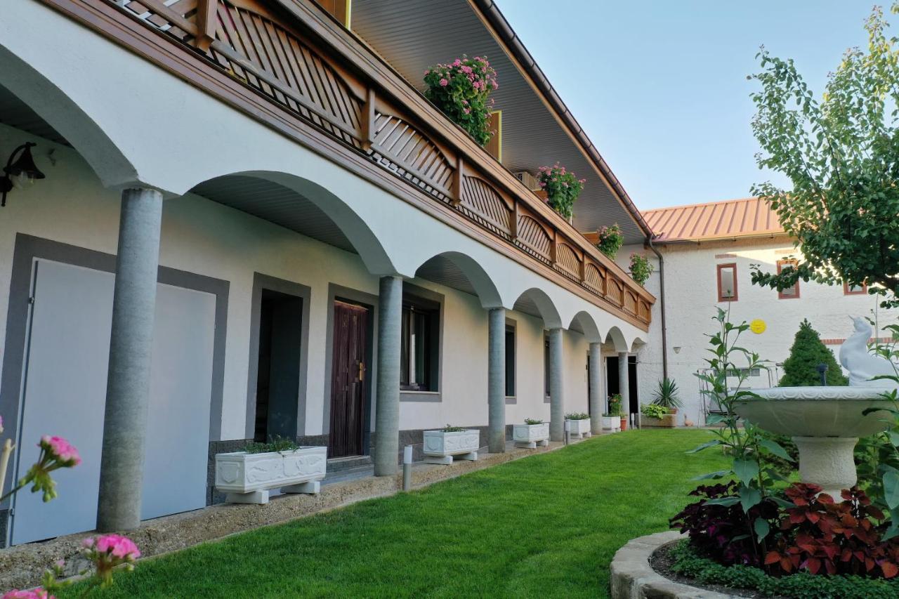 Gaestehaus Und Weinbau Zur Wiederkehr Strudler Podersdorf am See Esterno foto