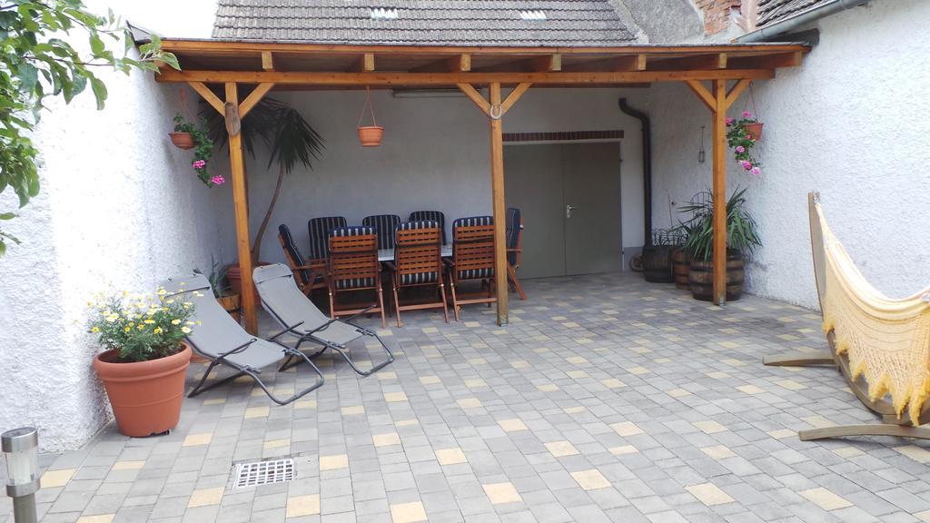 Gaestehaus Und Weinbau Zur Wiederkehr Strudler Podersdorf am See Esterno foto