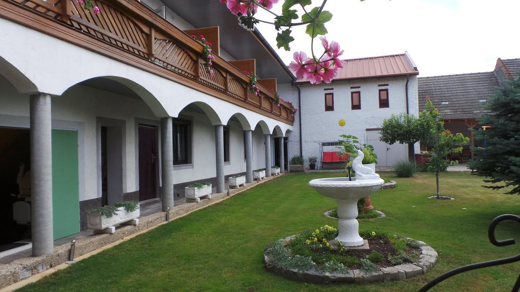 Gaestehaus Und Weinbau Zur Wiederkehr Strudler Podersdorf am See Esterno foto