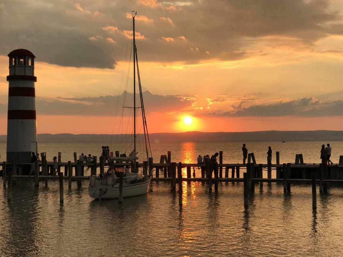 Gaestehaus Und Weinbau Zur Wiederkehr Strudler Podersdorf am See Esterno foto