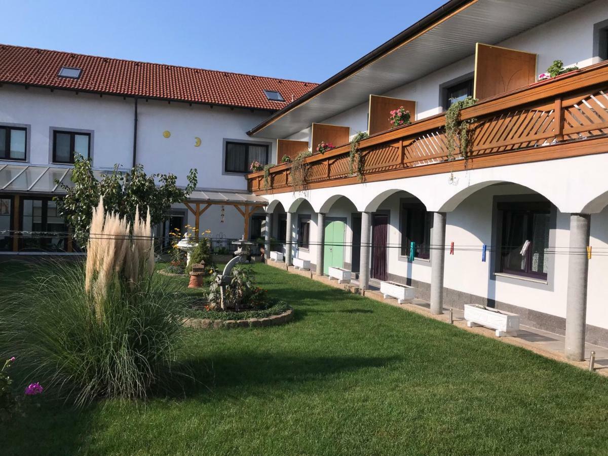 Gaestehaus Und Weinbau Zur Wiederkehr Strudler Podersdorf am See Esterno foto
