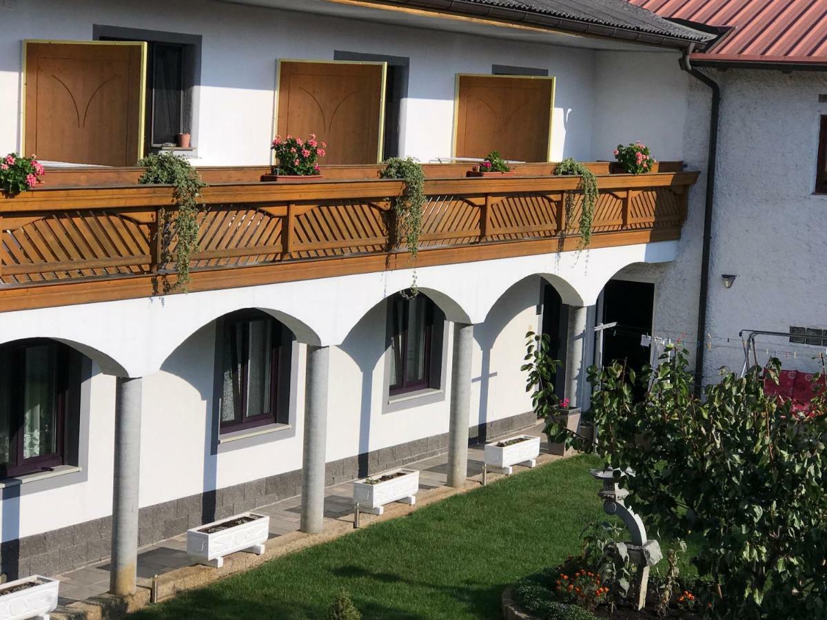 Gaestehaus Und Weinbau Zur Wiederkehr Strudler Podersdorf am See Esterno foto
